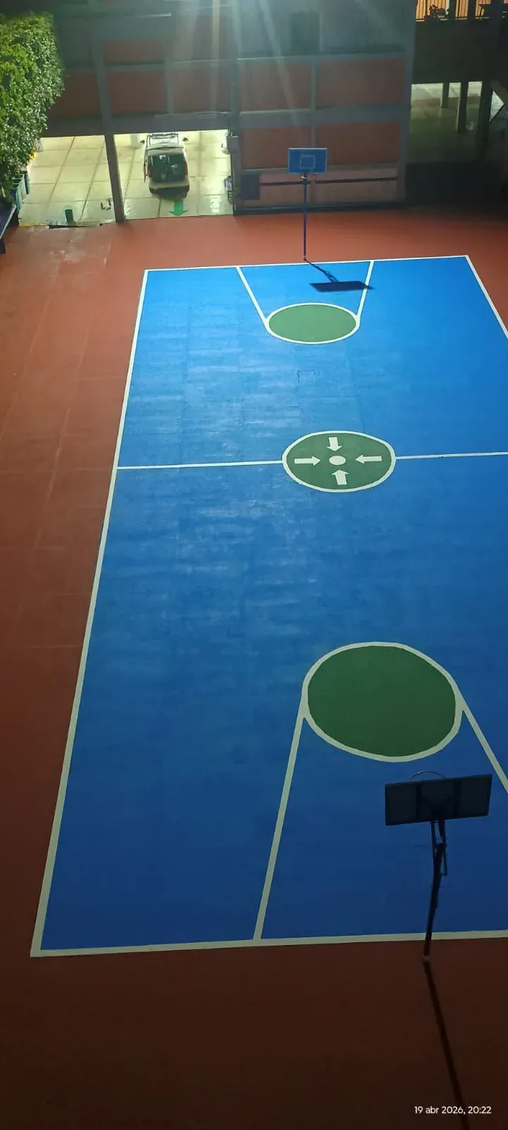 Cancha de tenis con pintura texturizada acrílica para bote lento