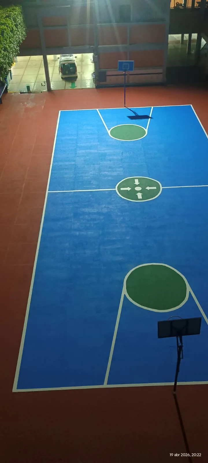 Cancha de tenis pintada por Reyco del Valle en CDMX