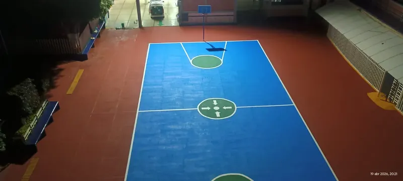 Cancha de basquetbol pintada con recubrimiento acrílico azul en CDMX por Reyco del Valle