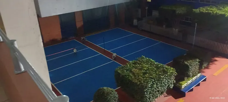 Cancha multipropósito escolar pintada en CDMX con pintura acrílica antideslizante